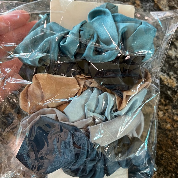 Kitsch Satin Scrunchie Set - Picture 4 of 5